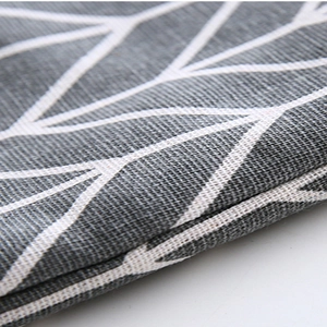Thickened heat-resistant oven mitt with gray fabric and white geometric pattern details
