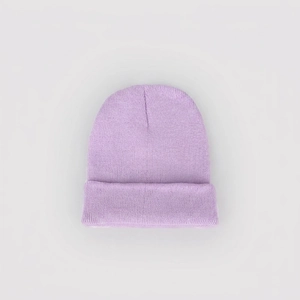 Dettaglio del berretto in maglia lavanda con trama fine in lana e bordo risvoltato