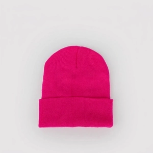 Dettaglio della trama a maglia fine e del risvolto piegato di questo berretto fucsia