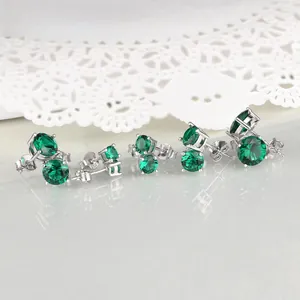 Détail de plusieurs tailles de boucles d'oreilles émeraude avec poinçons en argent 925