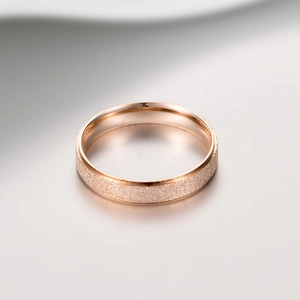 Gros plan sur bague en or rose avec finition sablée et surface interne polie