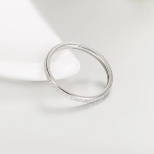 Gros plan sur une bague minimaliste en acier titane argenté avec finition mate