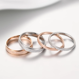 Détails de bagues en acier titane mat or rose et argent avec une finition sablée fine