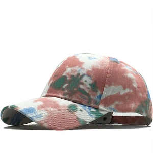 Detailansicht der Tie-Dye Baseballkappe mit gebogenem Schirm und Verstellriemen