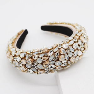 Détails d'un serre-tête baroque de luxe orné de strass champagne étincelants sur bandeau large