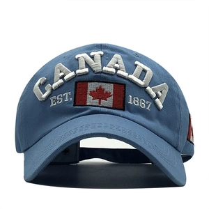Dettaglio della bandiera del Canada e ricamo bianco su un cappellino in cotone azzurro
