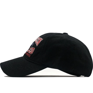 Dettaglio del ricamo 3D Bates Motel su cappellino da baseball in cotone nero