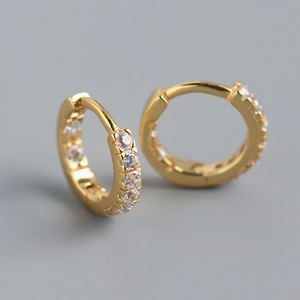 Vue macro de boucles d'oreilles créoles en argent S925 doré avec oxydes de zirconium