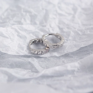 Gros plan de créoles en argent sterling S925 avec zircons et poinçon d'authenticité