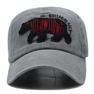 Détail de la broderie ours noir et texte Yellowstone National Park sur une casquette grise lavée