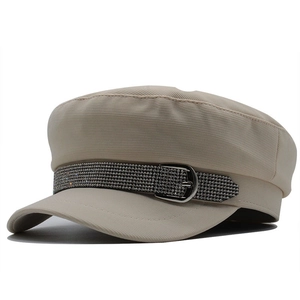 Detail der beige Schiebermütze mit Strassband und silberner Metallschnalle