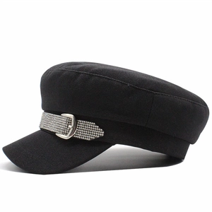 Klassische schwarze Marine-Mütze mit diamantbesetztem Band und silbernen Metallknöpfen