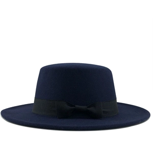Chapeau en laine bleu marine classique à bord plat et ruban noir pour l'automne-hiver