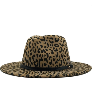 Chapeau fedora classique en feutre léopard avec ruban noir et boucle dorée sur fond blanc