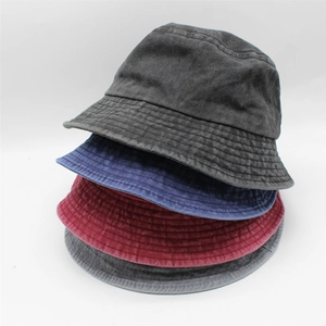 Empilement de quatre bobs en coton lavé en noir, bleu, bordeaux et gris foncé pour hommes