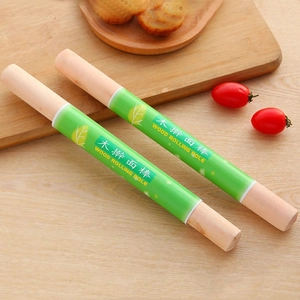Juego de dos rodillos de madera natural en una tabla para repostería y cocina