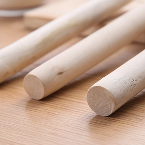 Rodillo de cocina de madera maciza para repostería y masa sobre fondo de madera