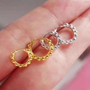 Nahaufnahme kleiner S925 Sterlingsilber Perlen-Ohrringe in Gold- und Silbe-Ausführung