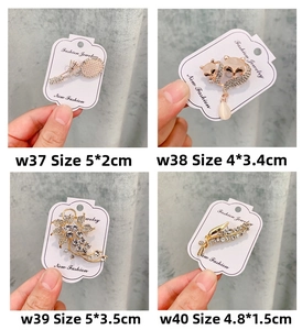 Vues détaillées de diverses broches en strass aux formes de tulipes et d'animaux