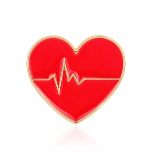 Dettaglio della spilla a cuore in smalto rosso con linea del battito cardiaco dorata
