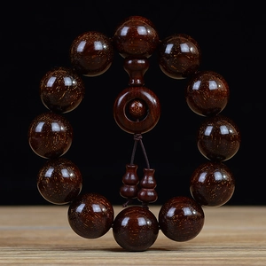 Macro di perle in legno di sandalo rosso con densi motivi a stella dorata e texture