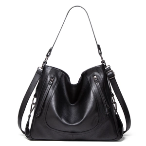 Große schwarze Shopper-Tasche aus weichem Leder mit Doppel-Reißverschluss und Schultergurt