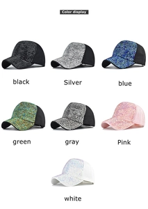 Matrix-Layout mit sieben Farben funkelnder Strass-Baseballkappen in der Seitenansicht