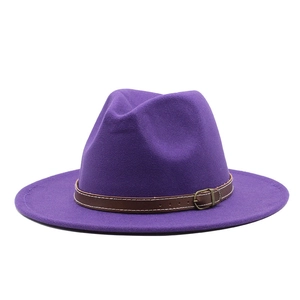 Nahaufnahme eines violetten Filzhutes mit braunem Lederband und antiker Metallschnalle