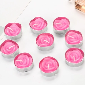 Set di 9 candele tea light rosa a forma di rosa con basi in alluminio argento su bianco