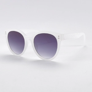 Fashionable round sunglasses with white frame and purple gradient lenses for outdoor travel