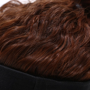 Détail de la texture des boucles marron et du bord de la casquette en coton noir