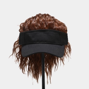 Détail de l'extension de cheveux ondulés amovible sur une casquette noire