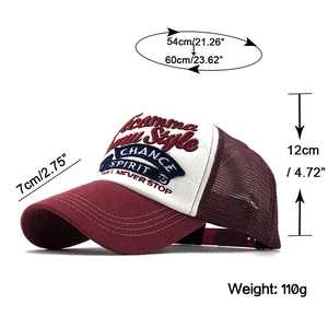 Zweifarbige Mesh-Baseballkappe mit Stickerei und einstellbaren 54-60cm Abmessungen