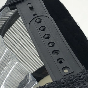 Detailansicht des verstellbaren 7-Loch-Snapback-Verschlusses und des schwarzen Netzstoffs der Kappe