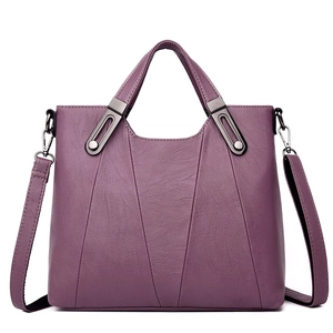 Elegante violette Tragetasche aus Leder mit Litschistruktur und verstellbarem Schultergurt