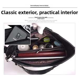 Innenansicht der schwarzen Lederhandtasche mit großem Fassungsvermögen und Fächern