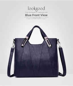 Detailansicht der blauen Handtasche mit Litschitextur und silbernen Metallelementen