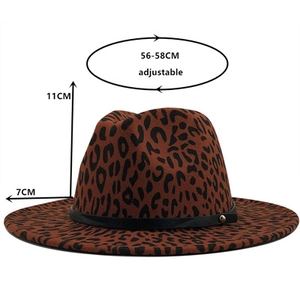 Détail du chapeau fedora léopard avec bandeau en cuir noir et rivets dorés brillants