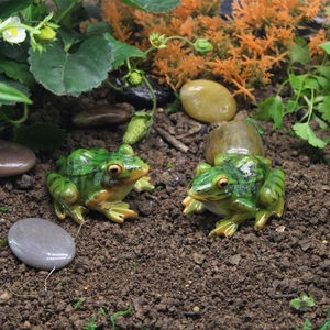 Set of two realistic green resin frogs for miniature garden landscapes and bonsai decor