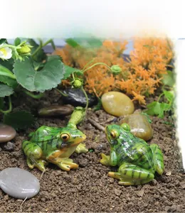 Dettaglio di rane in resina in miniatura per decorazioni di giardini e paesaggi