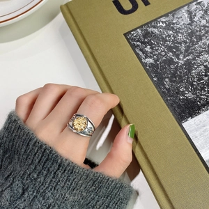 Détails de la bague vintage en argent 925 avec motif de rose dorée en relief