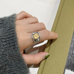 Détail de la bague en argent 925 avec feuilles gravées et fleur de rose dorée vintage