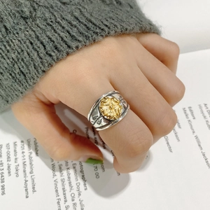 Détail de la bague vintage en argent sterling 925 avec une rose dorée en relief