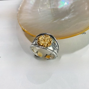 Détail d'une bague vintage en argent 925 avec roses dorées en relief et anneau ajustable