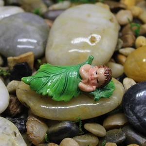 Sleeping baby in green leaf resin miniature figurine for garden micro landscape decor
