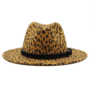 Détail du chapeau fedora léopard avec bande en cuir noir et boucle dorée élégante