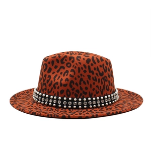 Chapeau jazz léopard à bord plat avec ruban noir, perles et strass brillants décoratifs