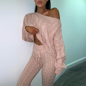 Dettaglio del set rosa in maglia a trecce con scollo a barca e pantaloni con coulisse