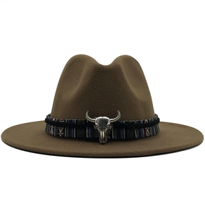 Détail d'un chapeau de cowboy en laine avec bande tressée ethnique et crâne de taureau argenté