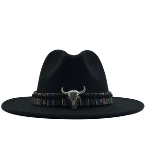 Détail du chapeau en laine noire avec bande ethnique et ornement de crâne de taureau